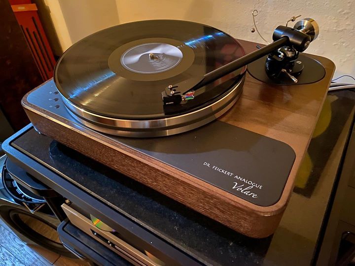 Dr. Feickert Analogue Volare Turntable with 9.5-Inch Origin Silver MK3A Tonearm - Walnut
